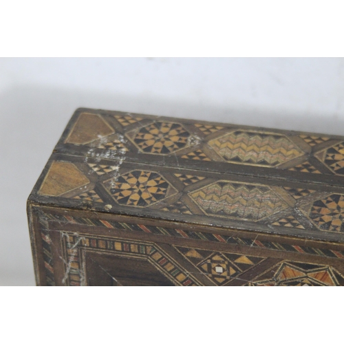 680 - VINTAGE BACK GAMMON AND LACQUERED BOX
40 X 20 X 8CM`