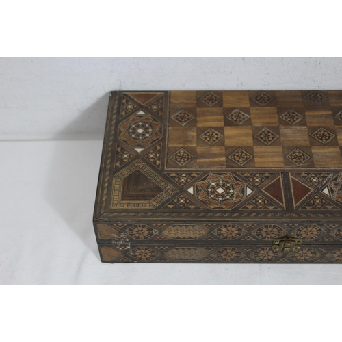 680 - VINTAGE BACK GAMMON AND LACQUERED BOX
40 X 20 X 8CM`