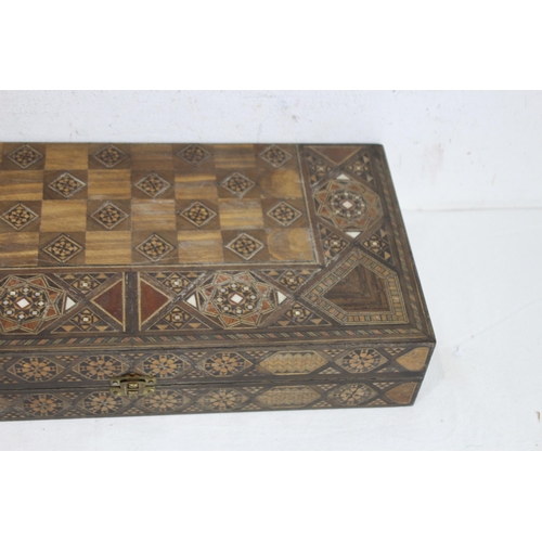 680 - VINTAGE BACK GAMMON AND LACQUERED BOX
40 X 20 X 8CM`