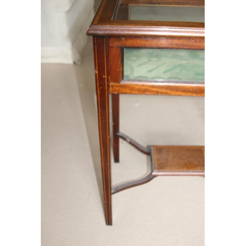 66 - VINTAGE DISPLAY TABLE 
57.5 X 40.5 X 76CM