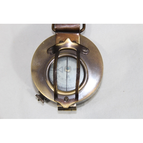 819 - VINTAGE TC. CO LTD LONDON MK111 1941 MILITARY BRASS CASED COMPASS