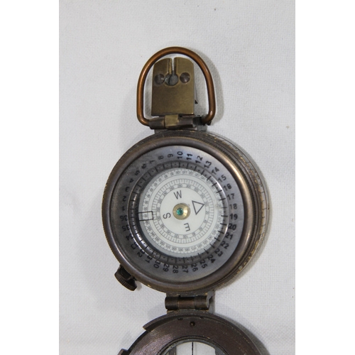 819 - VINTAGE TC. CO LTD LONDON MK111 1941 MILITARY BRASS CASED COMPASS