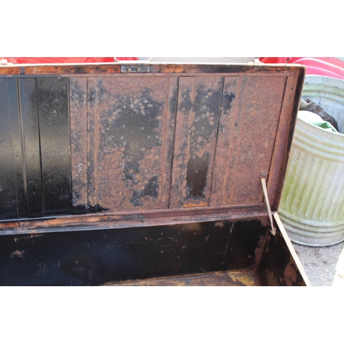 104 - VINTAGE METAL TRUNK
90 X 47 X 21CM