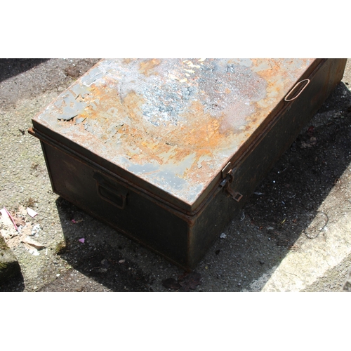 104 - VINTAGE METAL TRUNK
90 X 47 X 21CM