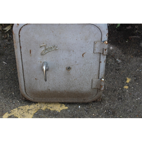 546 - RETRO JOLI SAFE WITH KEY
40 X 47 X 55CM