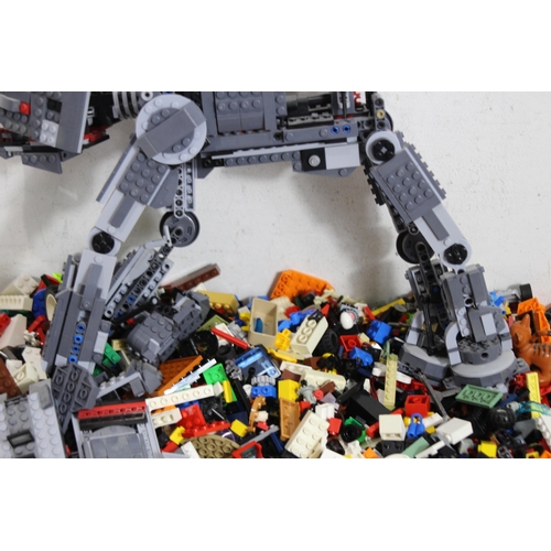 683 - QUANTITY OF LEGO AND LEGO AT-AT