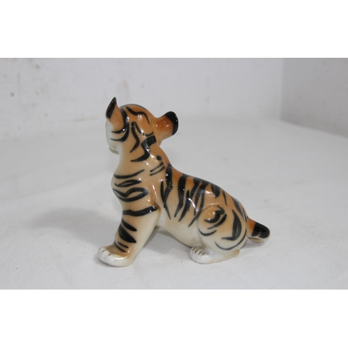 889 - USSR TIGER CUB
13 X 15CM