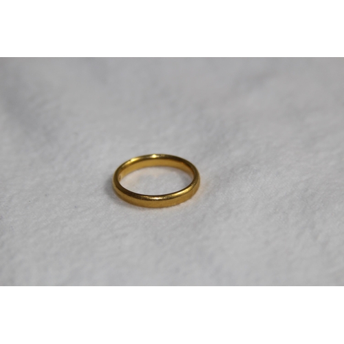 1163 - 22CT GOLD BAND - 4.25G - SIZE M