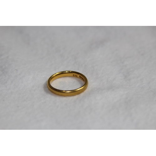 1163 - 22CT GOLD BAND - 4.25G - SIZE M