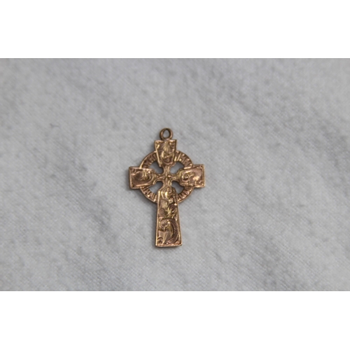 1172 - 9CT GOLD CELTIC CROSS - 0.80G