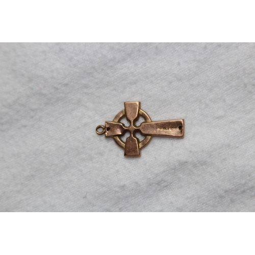 1172 - 9CT GOLD CELTIC CROSS - 0.80G