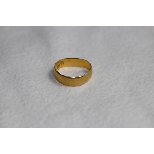 1173 - 22CT GOLD BAND - 3.45G - SIZE L