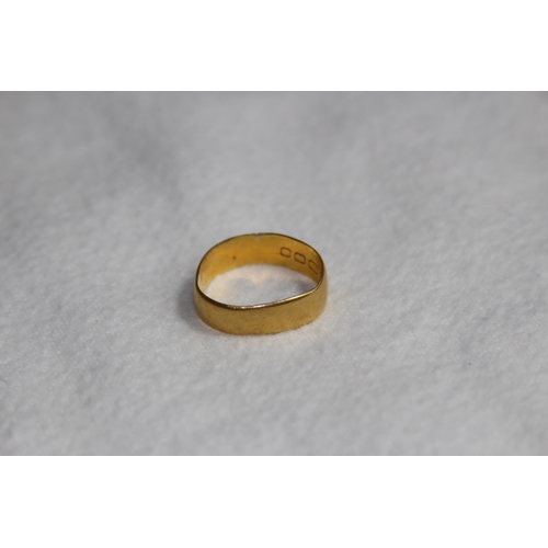 1173 - 22CT GOLD BAND - 3.45G - SIZE L