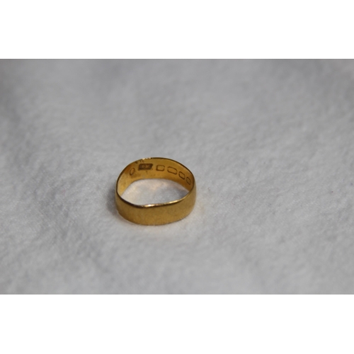 1173 - 22CT GOLD BAND - 3.45G - SIZE L