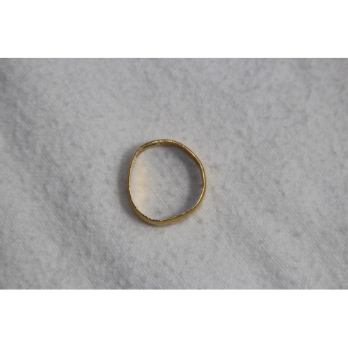 1173 - 22CT GOLD BAND - 3.45G - SIZE L