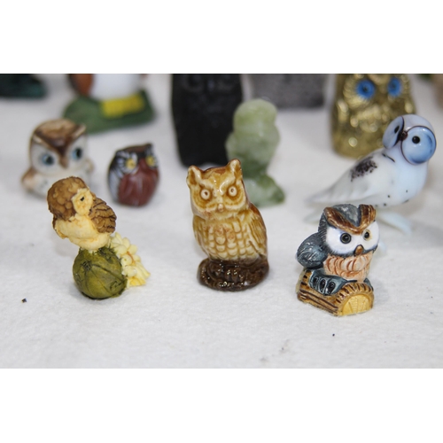 372 - LARGE QUANTITY OF OWL FIGURES 
20CM