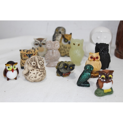 372 - LARGE QUANTITY OF OWL FIGURES 
20CM