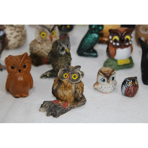 372 - LARGE QUANTITY OF OWL FIGURES 
20CM