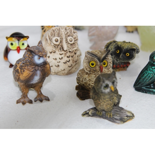 372 - LARGE QUANTITY OF OWL FIGURES 
20CM