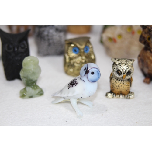 372 - LARGE QUANTITY OF OWL FIGURES 
20CM