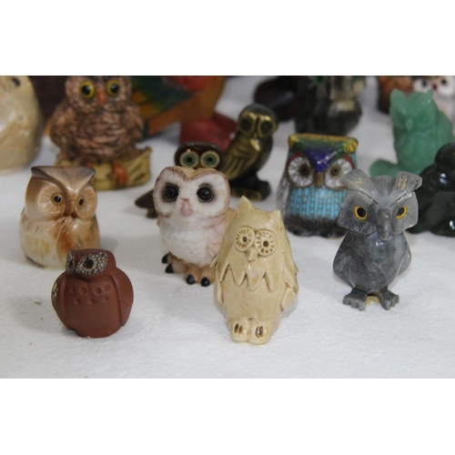 372 - LARGE QUANTITY OF OWL FIGURES 
20CM