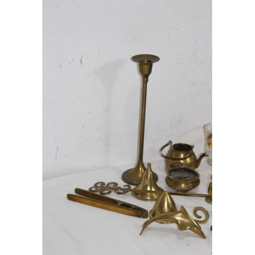 555 - VERY LARGE QUANTITY OF BRASSWARE