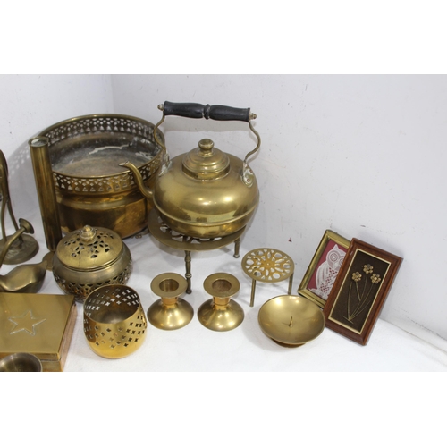 555 - VERY LARGE QUANTITY OF BRASSWARE