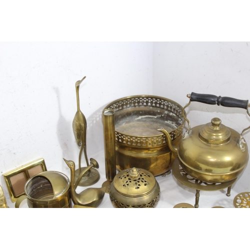 555 - VERY LARGE QUANTITY OF BRASSWARE