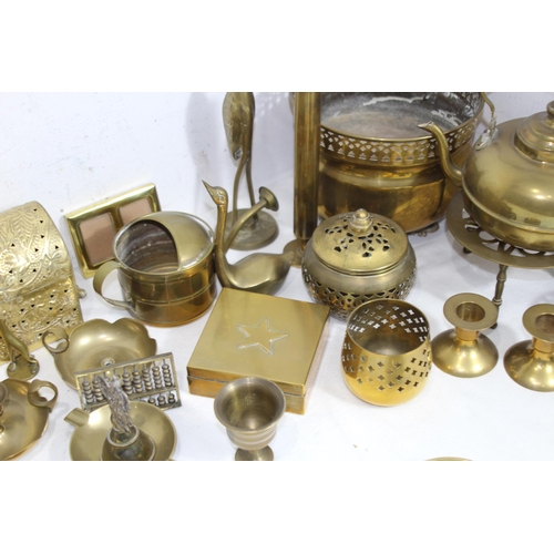 555 - VERY LARGE QUANTITY OF BRASSWARE