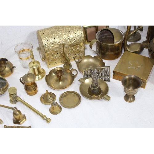 555 - VERY LARGE QUANTITY OF BRASSWARE