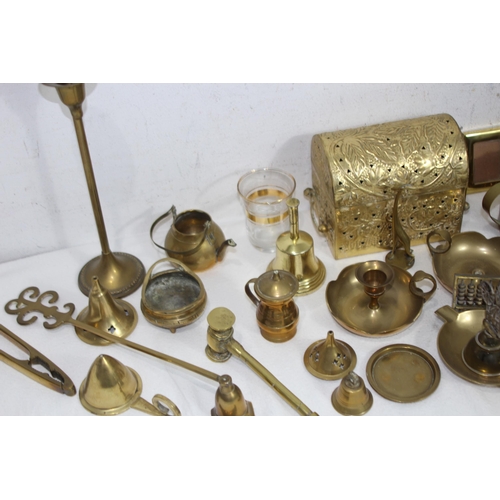 555 - VERY LARGE QUANTITY OF BRASSWARE