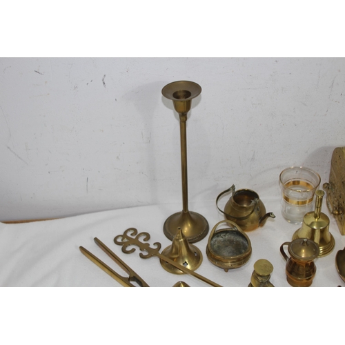 555 - VERY LARGE QUANTITY OF BRASSWARE