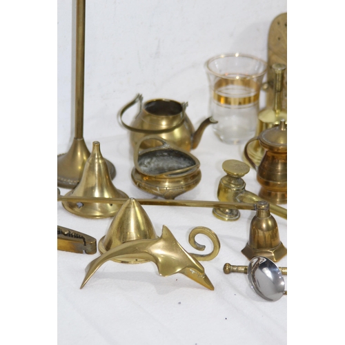 555 - VERY LARGE QUANTITY OF BRASSWARE