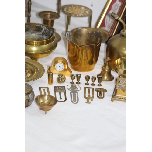 555 - VERY LARGE QUANTITY OF BRASSWARE