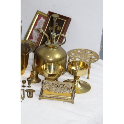 555 - VERY LARGE QUANTITY OF BRASSWARE