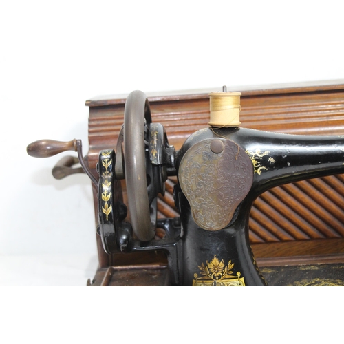 559 - VINTAGE SINGER SEWING MACHINE - NO KEY