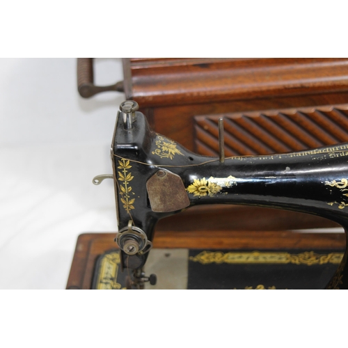 559 - VINTAGE SINGER SEWING MACHINE - NO KEY