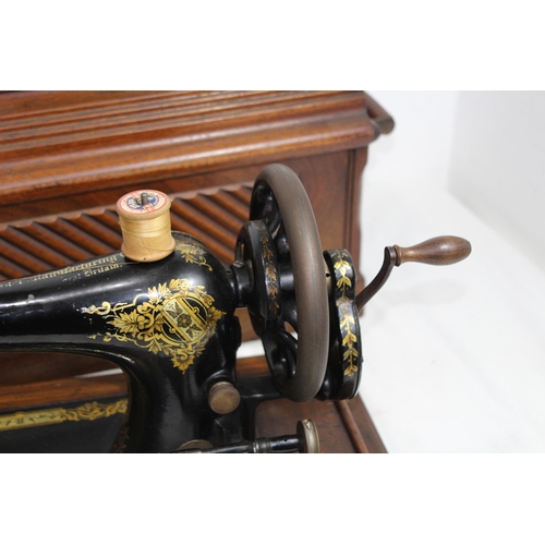 559 - VINTAGE SINGER SEWING MACHINE - NO KEY