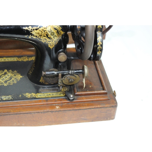 559 - VINTAGE SINGER SEWING MACHINE - NO KEY