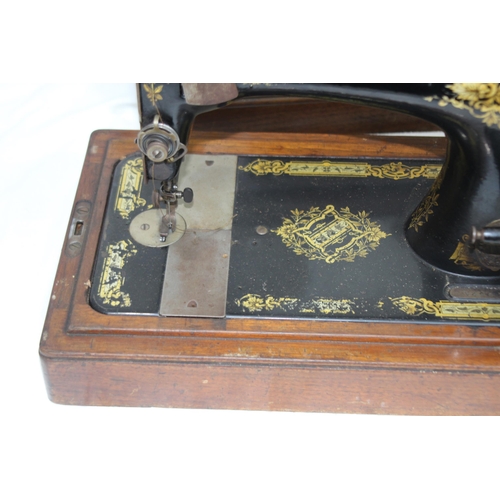 559 - VINTAGE SINGER SEWING MACHINE - NO KEY