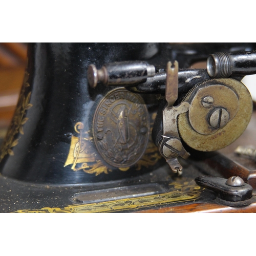 559 - VINTAGE SINGER SEWING MACHINE - NO KEY