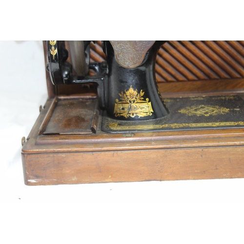 559 - VINTAGE SINGER SEWING MACHINE - NO KEY