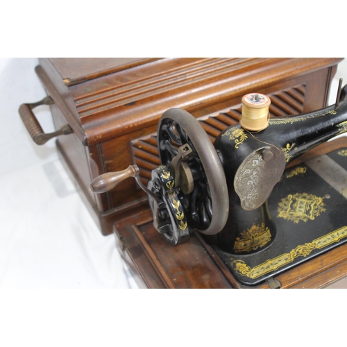 559 - VINTAGE SINGER SEWING MACHINE - NO KEY