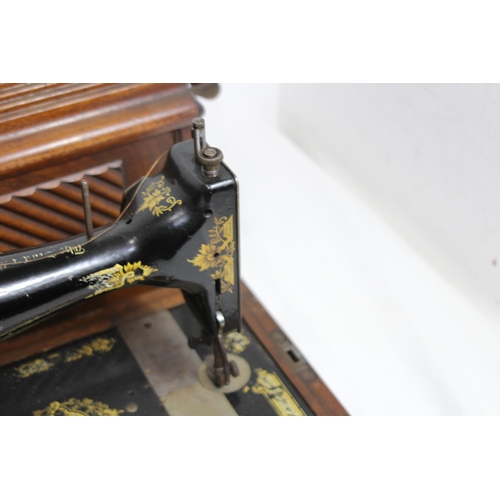 559 - VINTAGE SINGER SEWING MACHINE - NO KEY