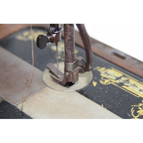 559 - VINTAGE SINGER SEWING MACHINE - NO KEY