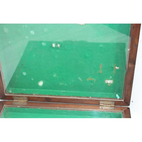 588 - FOLDING TRAVEL DISPLAY CASE