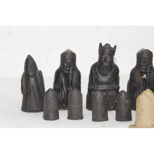 686 - QUANTITY OF CHESSMEN 
10CM