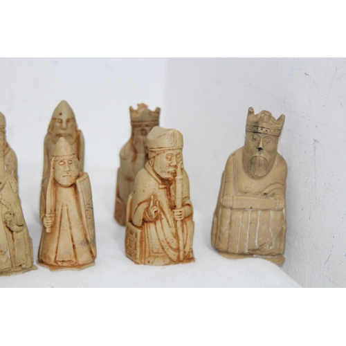 686 - QUANTITY OF CHESSMEN 
10CM