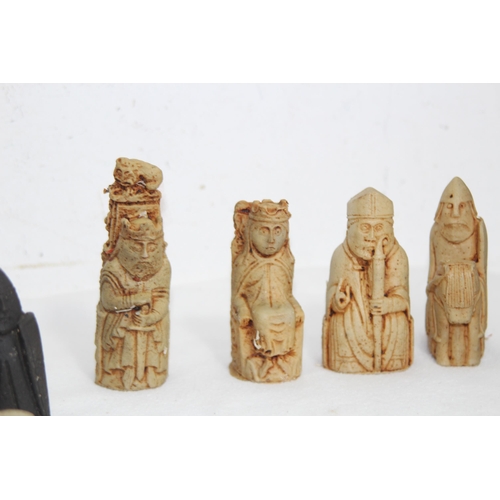 686 - QUANTITY OF CHESSMEN 
10CM