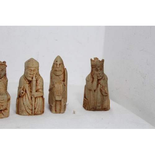 686 - QUANTITY OF CHESSMEN 
10CM